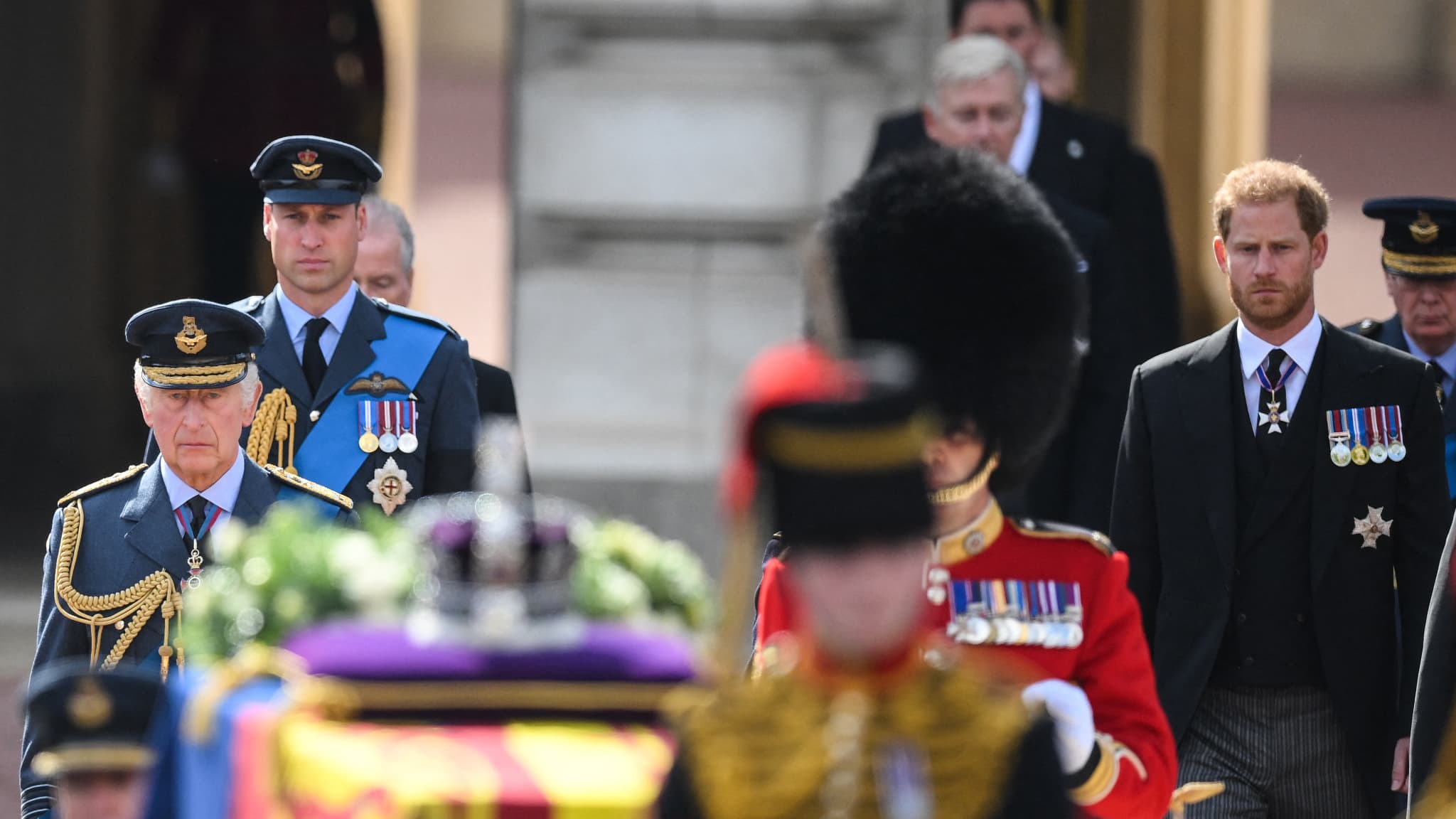 Charles, William et Harry suivent le cercueil de la reine, le 14 septembre 2022