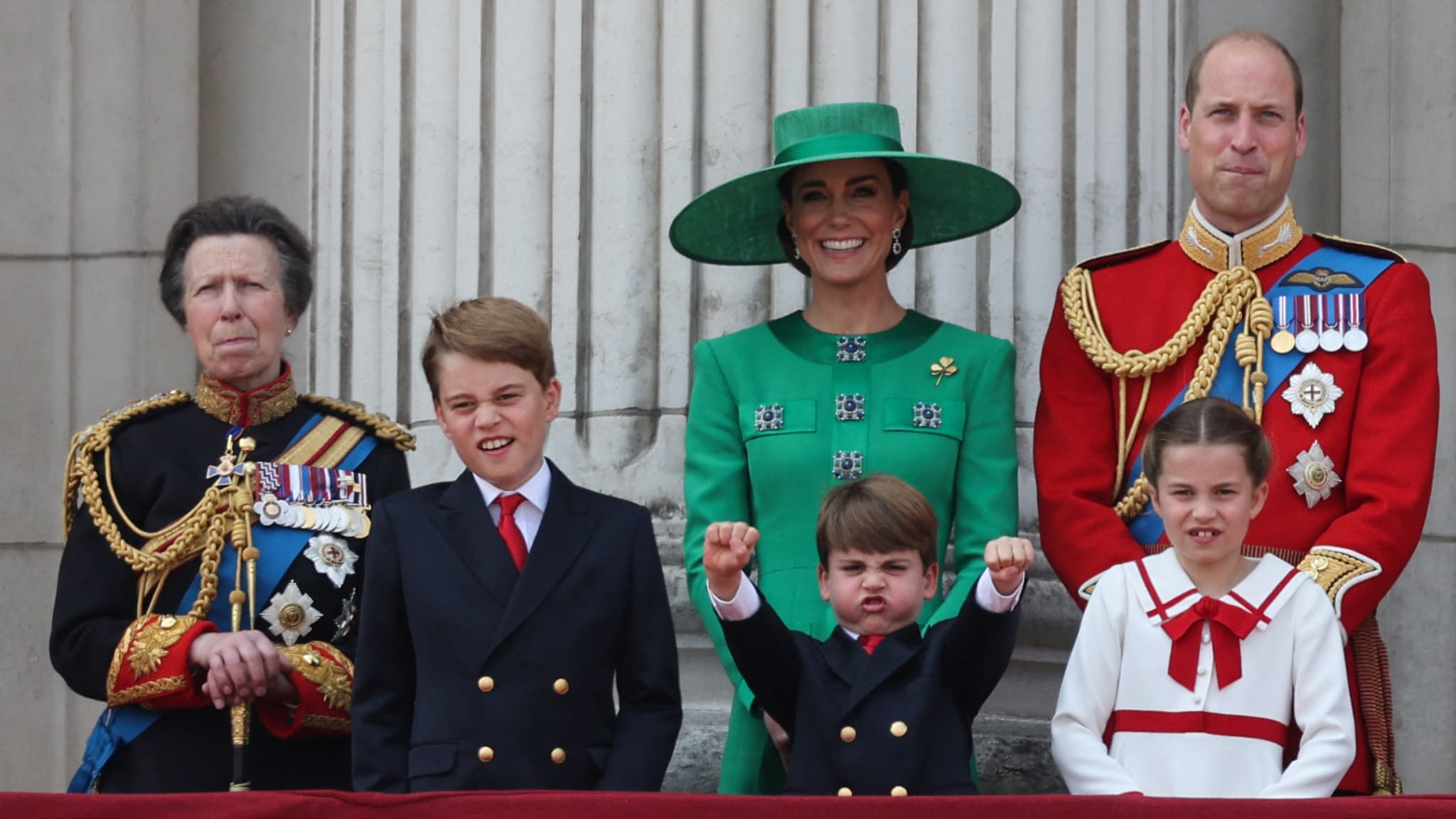 Le prince Louis entouré de ses parents, ses frères et soeurs et sa grand-tante Anne au balcon de Buckingham, le 17 juin 2023 Le prince Louis entouré de ses parents, ses frères et soeurs et sa grand-tante Anne au balcon de Buckingham, le 17 juin 2023