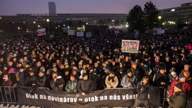 Des manifestants tiennent une banderole "Attaquer un journaliste, c'est nous attaquer tous" sur la place de la Liberté à Bratislava, le 2 mars 2018.