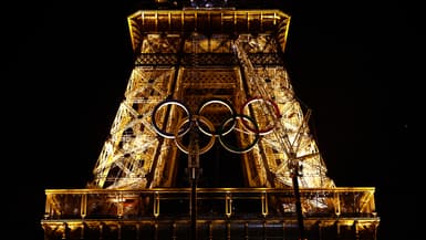 Les anneaux olympiques ont été installés sur la Tour Eiffel dans la nuit du 6 au 7 juin 2024