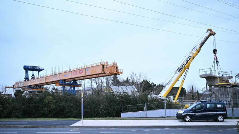 Une voiture de gendarmerie est garée devant un chantier, où le tablier d'un pont de la troisième ligne du métro de Toulouse s'est effondré, à Labege, près de Toulouse, dans le sud-ouest de la France, le 04 mars 2024. 
