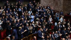 Les députés du Rassemblement National applaudissent l'adoption de la proposition de résolution visant à dénoncer les accords de 1968 entre la France et l'Algérie lors de leur "niche parlementaire" à l'Assemblée nationale, à Paris, le 30 octobre 2025.