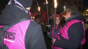 "Macron n'est pas un monarque!": cette fonctionnaire a défilé "au flambeau" contre la réforme des retraites