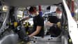 Les employés de Toyota portent des masques et des gants de protection lorsqu'ils travaillent sur des véhicules sur la chaîne de montage de l'usine automobile Toyota à Onnaing, près de Valenciennes, le 23 avril 2020, alors que l'usine a rouvert après plus d'un mois d'interruption visant à freiner la propagation du COVID-19.