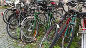 Des vélos qui ne peuvent plus circuler encombrent les arceaux de stationnement à Strasbourg.