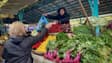Une femme achète des légumes dans un marché de Moscou (illustration)