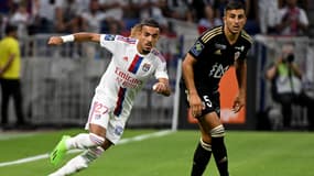 Malo Gusto au duel avec Riad Nouri lors du match OL-Ajaccio, le 5 août 2022