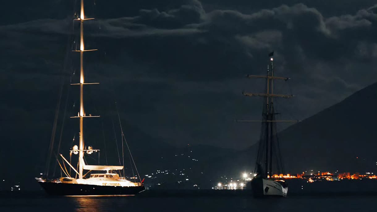 Le superyacht de luxe Bayesian au large de Porticello, Palerme, de nuit, le 18 août 2024. 