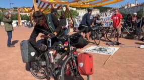 Le départ de la caravane cycliste contre la ligne ferroviaire Lyon-Turin depuis la place Bellecour de Lyon le samedi 24 mai