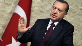 Le Premier ministre turc Recep Tayyip Erdogan a pour l'instant adopté un ton relativement mesuré après la destruction en vol par la Syrie vendredi d'un avion de combat turc en Méditerranée. La Turquie a pour l'instant annoncé qu'elle réagirait avec déterm