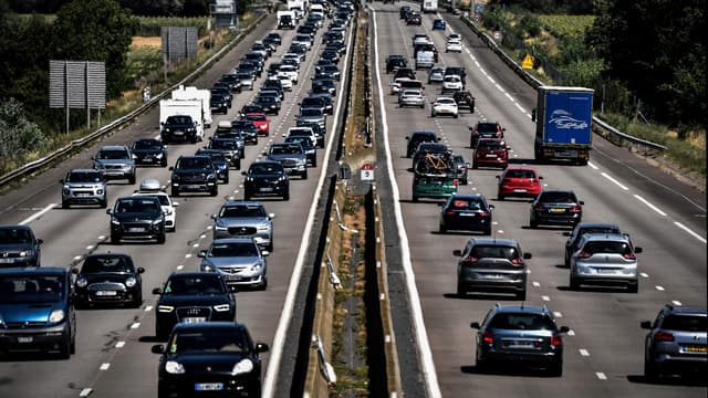 Voitures sur l'autoroute en France