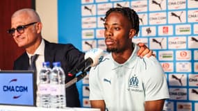 Fabrizio Ravanelli posant sa main sur l'épaule du jeune Elye Wahi lors sa présentation à la presse, le mercredi 14 août 2024