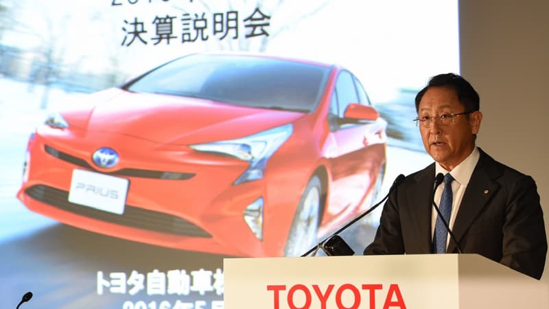 Le président de Toyota Motors, Akio Toyoda, présente les résultats du groupe le 11 mai 2016.