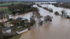 Cette photo aérienne montre des maisons dans une zone inondée suite au débordement de la Vilaine, à Guipry-Messac, le 27 janvier 2025.