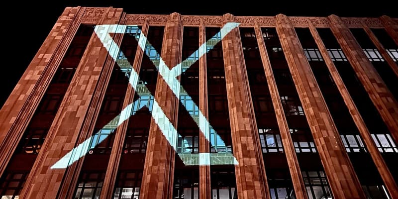 Un "X" projeté sur la façade du siège de Twitter à San Francisco pour célébrer le changement de nom du réseau social le 24 juillet 2023.