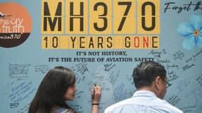 Un panneau "MH370, 10 années envolées. Ce n'est pas l'histoire, c'est le futur de la sécurité aérienne", dix ans après la disparition du vol de la Malaysia Airlines, à Subang Jaya, en Malaisie, le 3 mars 2024