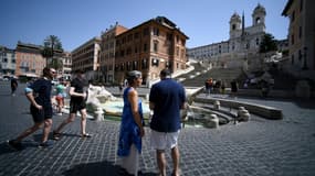 Des gens sans masques Place d'Espagne à Rome le 28 juin 2021