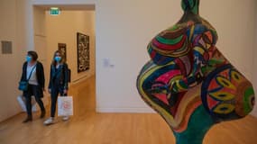 Des personnes visitent le Musée d'art morderne et contemporain de Strasbourg (MAMCS) après avoir donné leur sang, le 12 avril 2021.