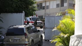 Des véhicules près de l'hôpital où la Premier dame d'Haïti était hospitalisée ce mercredi.