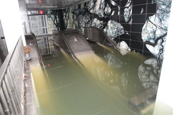 La station de South Ferry, à Manhattan, sous les eaux lundi