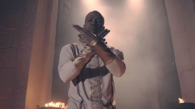 Rohff dans le clip de "Détrôné"