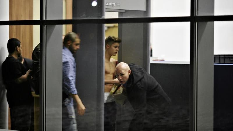 Par un froid de -10°C, Justin Bieber s'est promené torse nu lundi soir à l'aéroport de Lodz, dans le centre de la Pologne, nouvel épisode d'une tournée européenne agitée pour la pop star canadienne. /Photo prise le 25 mars 2013/REUTERS/Tomasz Stanczak/Age