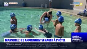 Marseille: des enfants apprennent à nager dans la piscine d'un hôtel 