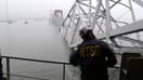 Des agents du Conseil national de la sécurité des transports inspectent le pont Francis Scott Key après son effondrement à Baltimore aux États-Unis
