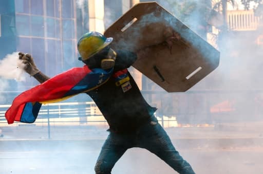 Des manifestants anti-Maduro affrontent les forces de l'ordre le 21 mai 2017 à Caracas où un jeune de 23 ans a été tué par balle samedi Des manifestants anti-Maduro affrontent les forces de l'ordre le 21 mai 2017 à Caracas où un jeune de 23 ans a été tué par balle samedi