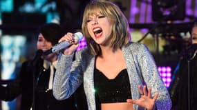 Taylor Swift en plein concert à Times Square, New York, en décembre 2014.