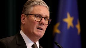 Le Premier ministre britannique Keir Starmer s'adresse aux représentants des médias lors d'une conférence de presse conjointe avec le Premier ministre albanais à la Kryeministria à Tirana le 15 mai 2025