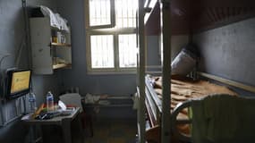 Une cellule de prison avec des lits superposés