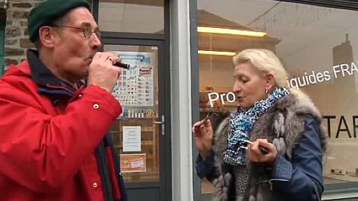 "Vapoteurs" devant un magasin de cigarettes électroniques à Saint-Lô.