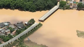 Vue aérienne d'une zone inondée après des fortes pluies à Itamaraju, dans l'Etat de Bahia, le 12 décembre 2021 au Brésil