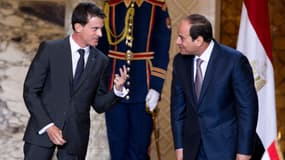 Manuel Valls et le président égyptien Abdel Fattah al-Sissi, le 10 octobre, au Caire, en Egypte.