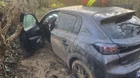 La voiture embourbée dans laquelle est resté bloqué pendant trois jours Jean-Marie Boursier, avant d'être secouru, dans l'Indre, le 1er janvier 2025