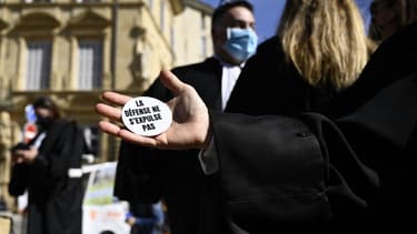 Des avocats réunis en soutien à Me Paul Sollacaro, à Aix-en-Provence, le 17 mars 2021.