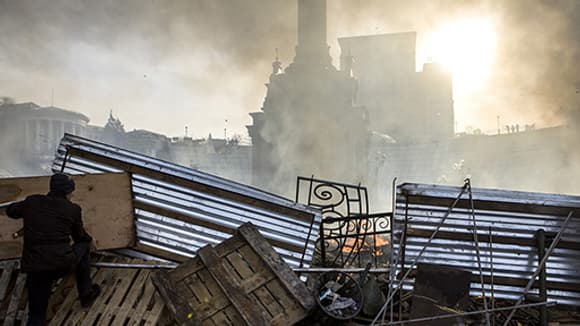 Barricades de fortune sur la place Maïdan de Kiev.