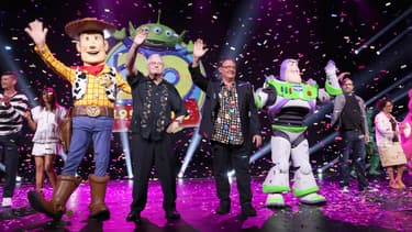 Le compositeur des trois premiers Toy Story, Randy Newman, et le directeur créatif de Disney/Pixar , John Lasseter, vendredi, sur la scène du D23 à Anaheim, en Californie.