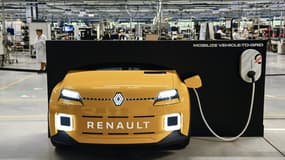 Une borne de recharge Mobilize Powerbox reliée à une voiture Renault à l'usine Lacroix, à Beaupreau-en Mauges, dans l'ouest de la France, le 8 février 2024