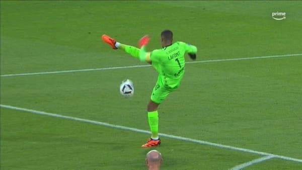 Alban Lafont manquant sa reprise de volée face à Le Douaron, Brest-Nantes, le 3 mai 2023 Alban Lafont manquant sa reprise de volée face à Le Douaron, Brest-Nantes, le 3 mai 2023