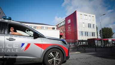 Une voiture de police devant le collège Pierre-Simon de Laplace dont le principal a été retrouvé mort dans des conditions suspectes, le 12 août 2023 à Lisieux dans le Calvados.