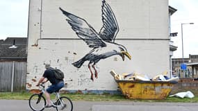 Banksy a dessiné un goéland au dessus d'une benne à encombrants
