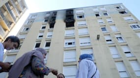 Un immeuble brûlé lors d'un incendie à la Pierre-Bénite (Rhône) dans la nuit du 14 au 15 août 2024.