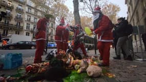 Des militants d'Extinction Rebellion France ont recouvert des peluches de pétrole, de sang et de pesticides devant le ministère de l'Écologie à Paris.