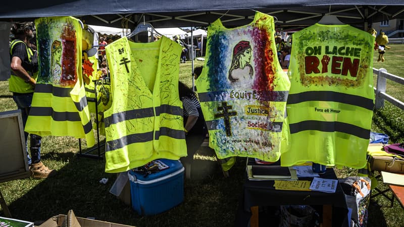 Gilets jaunes suspendus sur un stand de Montceau-les mines (Saône-et-Loire) le 29 juin, lors de la troisième assemblée du mouvement.