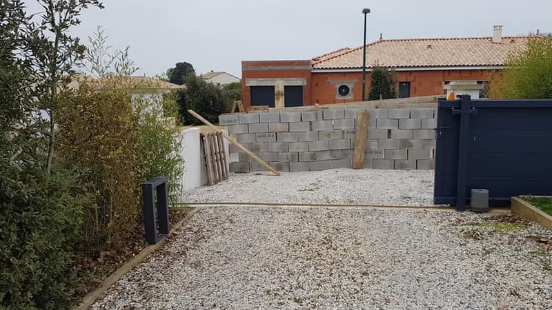 Le mur a été construit dans la nuit de samedi à dimanche à l'entrée de sa résidence.