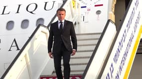 Emmanuel Macron à son arrivée à l'aéroport de Tel-Aviv le 24 octobre 2023 