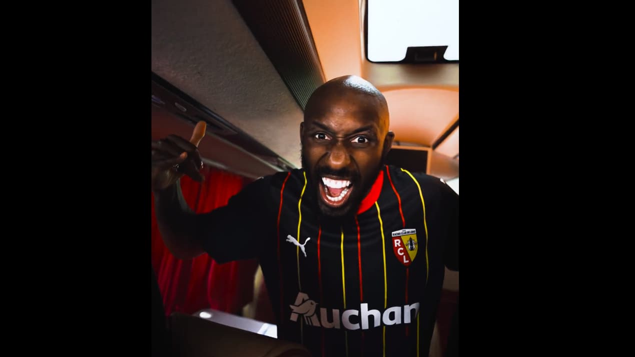 Seko Fofana présente le maillot extérieur du RC Lens