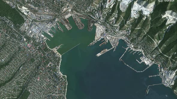 Cette image satellite montre de la fumée s'élevant près d'une installation céréalière au port de Novorossiysk, sur la mer Noire (Russie), à la suite de frappes ukrainiennes.